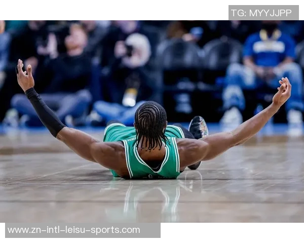 追梦之路:杰伦布朗引领绿军奋勇争先展现无畏斗志